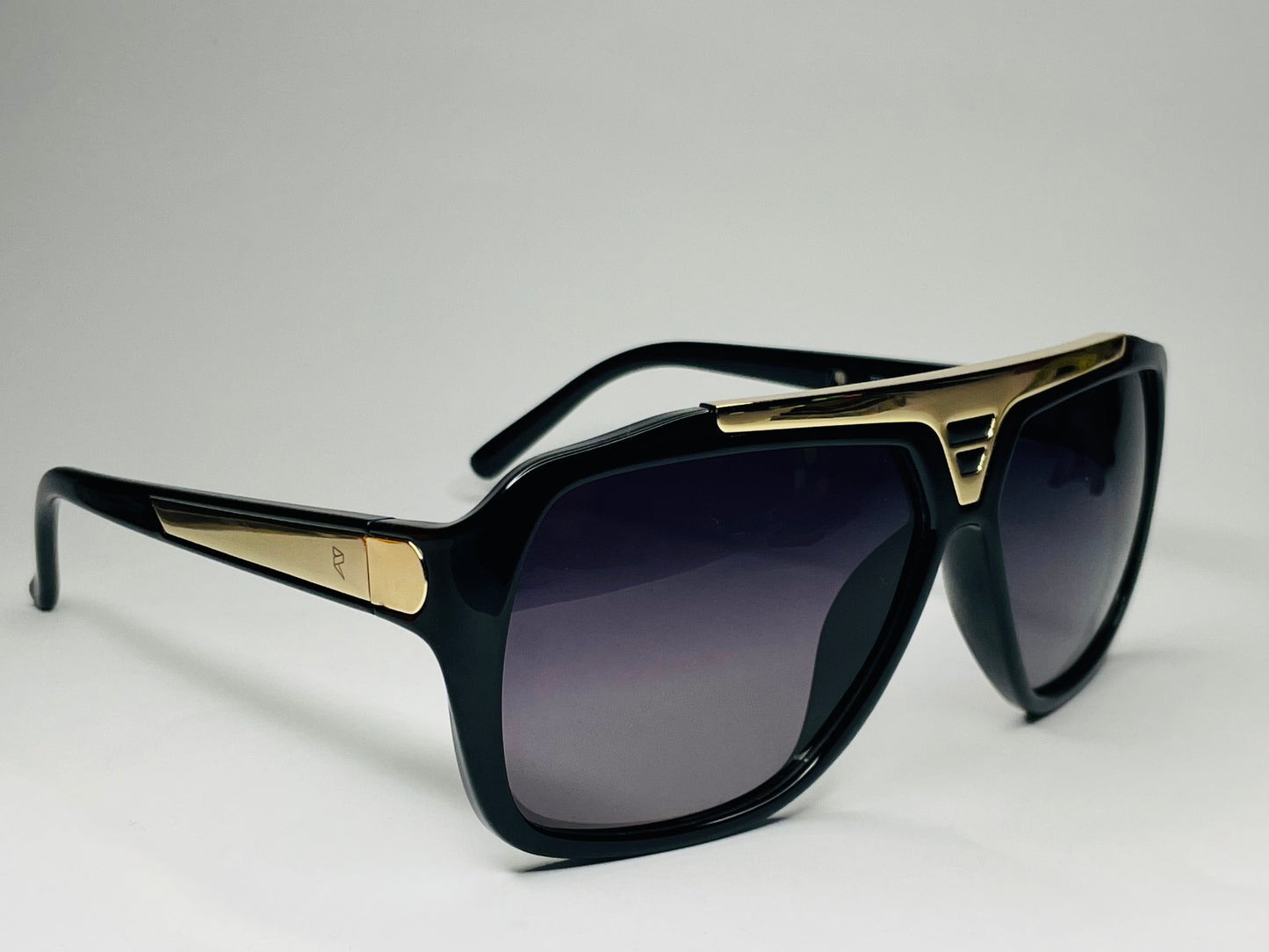 Louis vuitton Retro Sunglasses– Gradient Lens- Gold Bridge Accent
